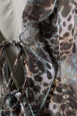 Vestido mini con cuello en V y volantes – Estampado de leopardo y cachemira