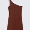 Vestido mini con tirantes asimétricos – Burdeos Vestido mini con tirantes asimétricos – Burdeos