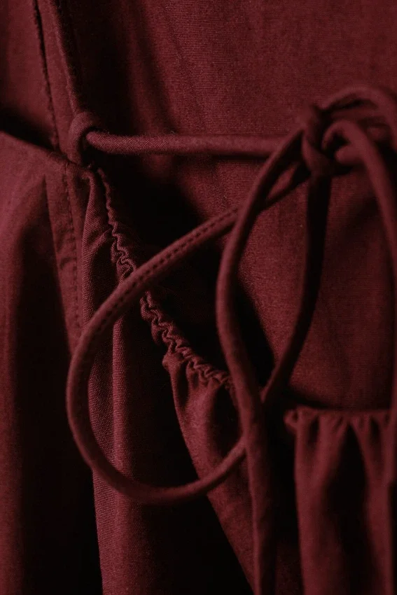 Vestido mini de sarga con lazo en la espalda – Burdeos Vestido mini de sarga con lazo en la espalda – Burdeos