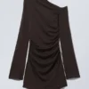 Vestido mini fruncido de manga larga – Marrón oscuro Vestido mini fruncido de manga larga – Marrón oscuro
