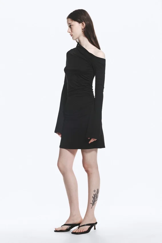 Vestido mini fruncido de manga larga – Negro Vestido mini fruncido de manga larga – Negro