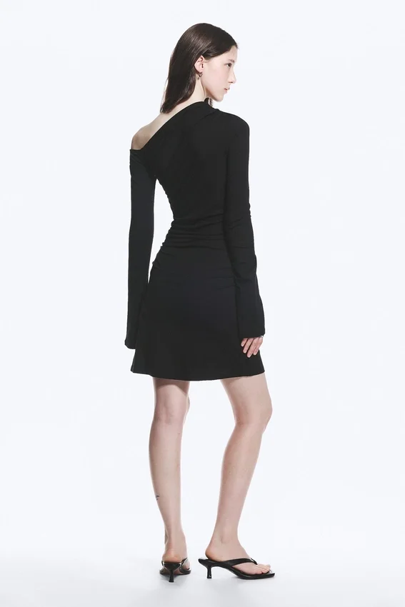Vestido mini fruncido de manga larga – Negro Vestido mini fruncido de manga larga – Negro