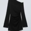 Vestido mini fruncido de manga larga – Negro Vestido mini fruncido de manga larga – Negro