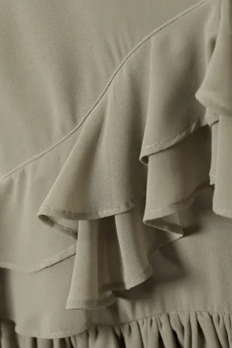 Vestido mini sin mangas con volantes en capas – Verde caqui