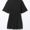 Vestido mini tipo camiseta estructurado – Negro Vestido mini tipo camiseta estructurado – Negro